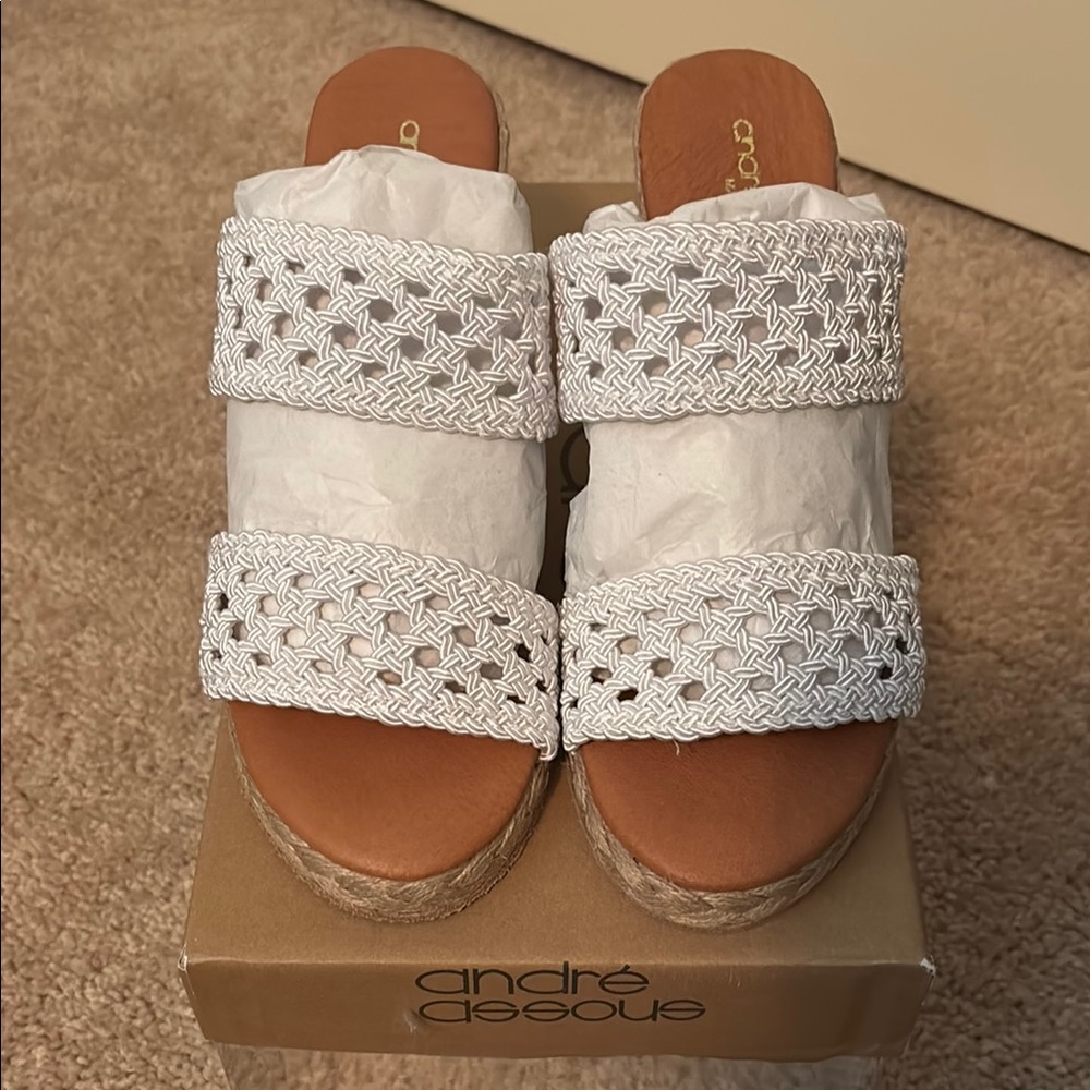 New NIB Andre Assous Women's Zena White Woven Sandals Size 5 / 35 Euro